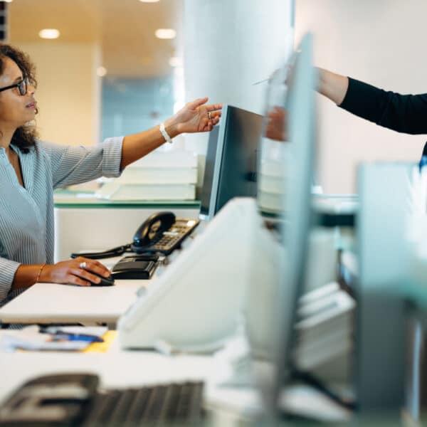 Persona solicitando prestaciones por desempleo