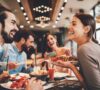 Amigos comiendo en un restaurante
