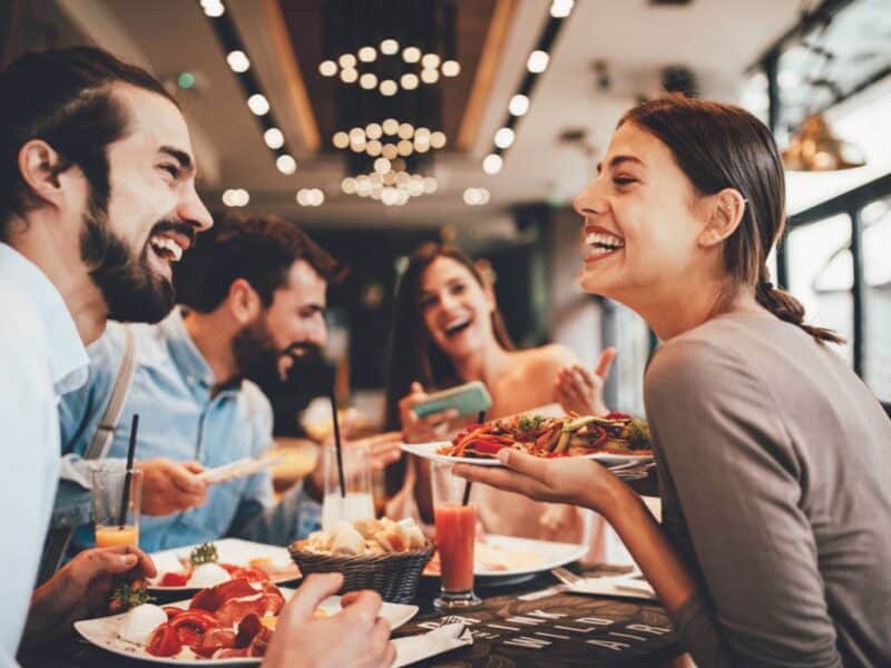 Amigos comiendo en un restaurante