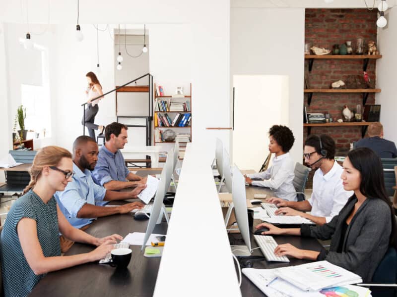 Personas trabajando con cortafuegos