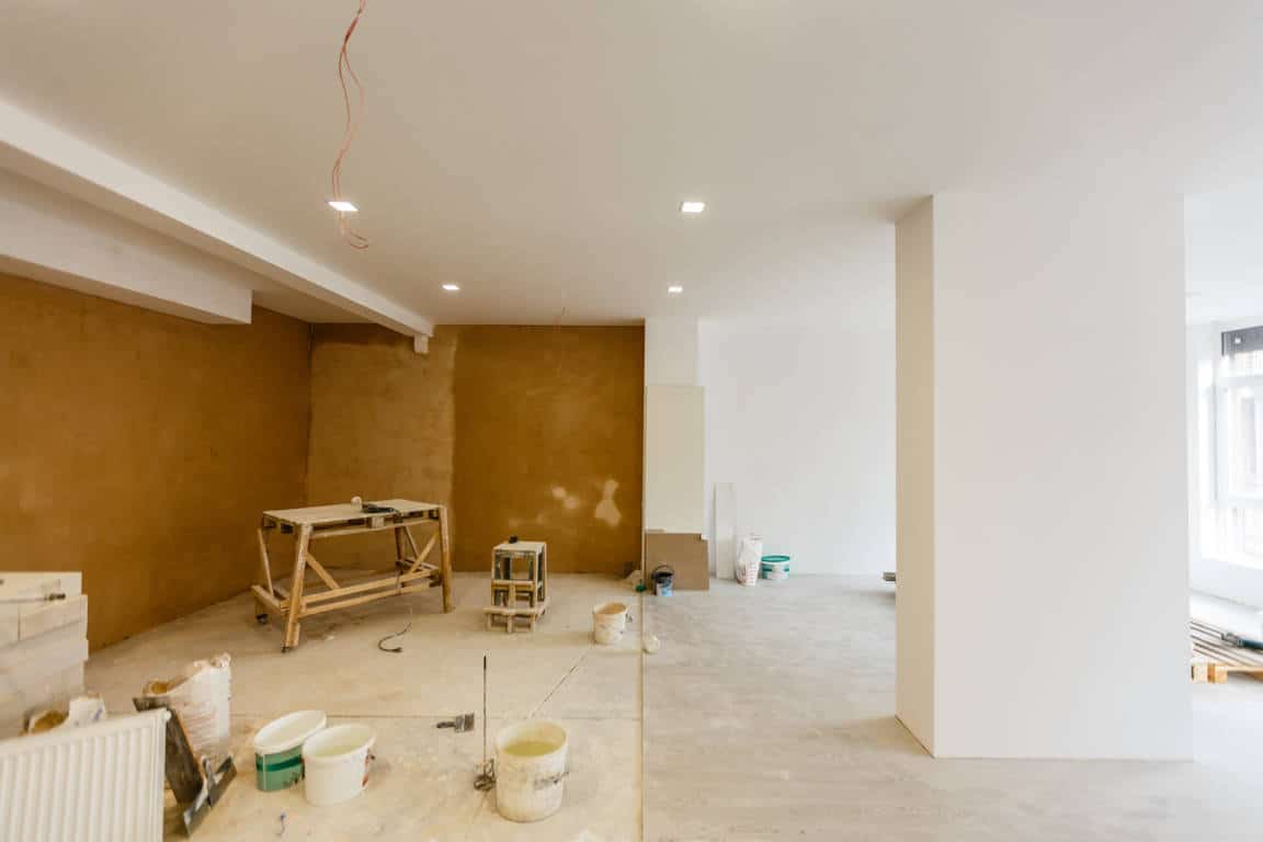 Interior de una sala en reforma, para poder hacer una deducción de irpf por la eficiencia energética en obras