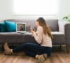 Dos personas en una estafas sentimental por internet