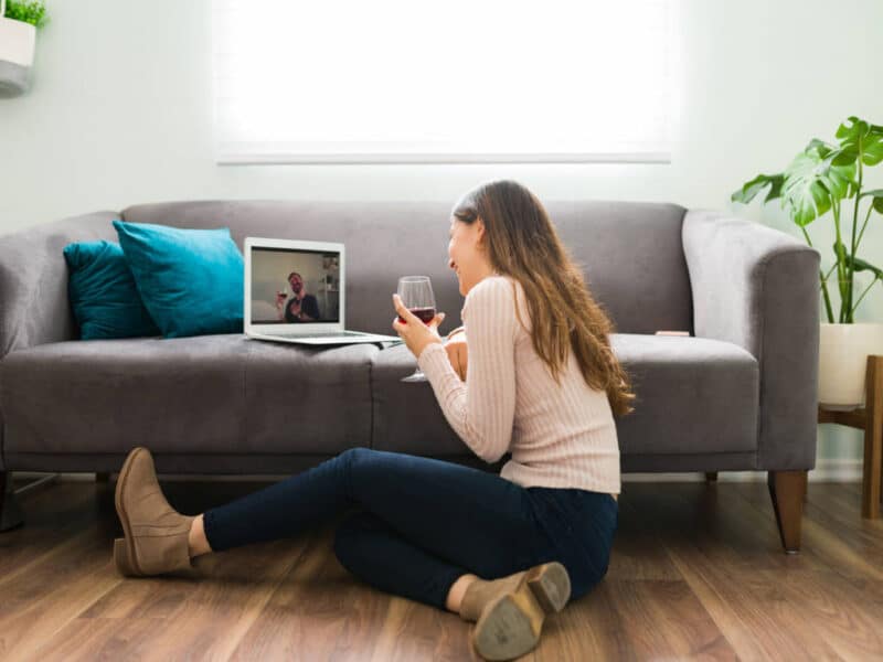Dos personas en una estafas sentimental por internet