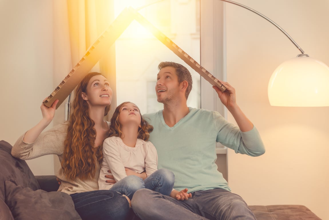 Familia que disfruta de su hogar con seguro y saben calcularlos