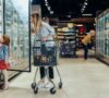 Familia comprando en el supermercado con subida de precios por la inflación subyacente