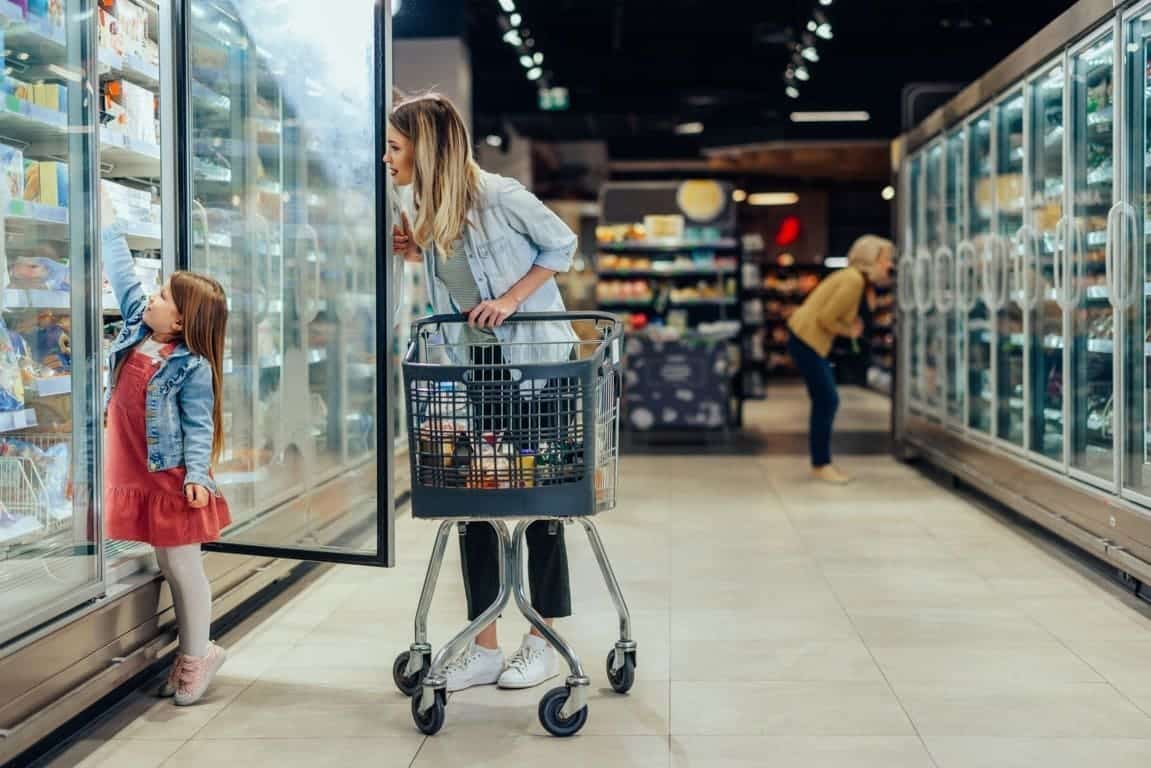 Familia comprando en el supermercado con subida de precios por la inflación subyacente