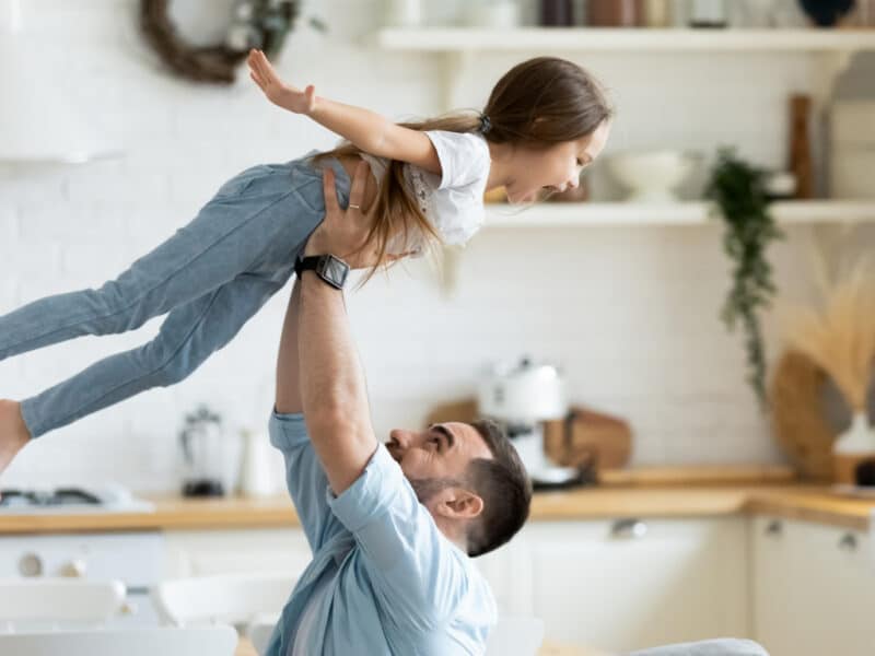 Padre feliz cargando a su hija