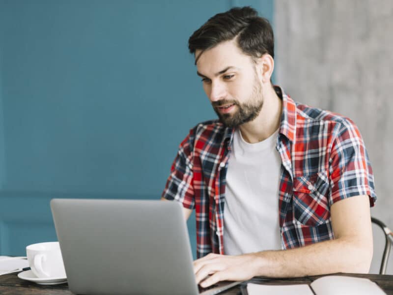 Persona aprendiendo sobre liquidaciones tributarias en Google