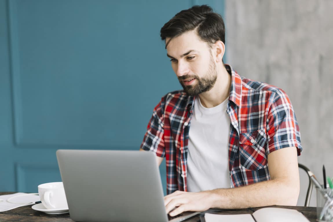 Persona aprendiendo sobre liquidaciones tributarias en Google