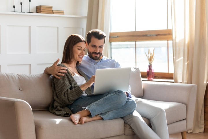Pareja estudiando si le conviene más alquilar o comprar vivienda