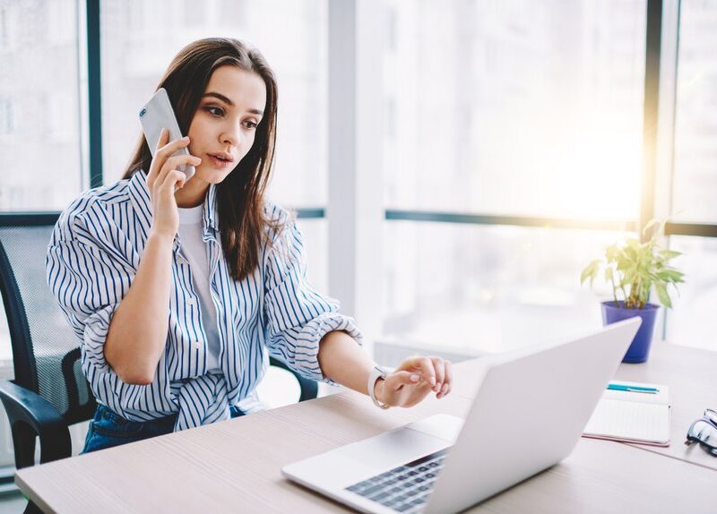 Mujer empresaria hablando por el móvil sobre cartera de fondos equilibrada
