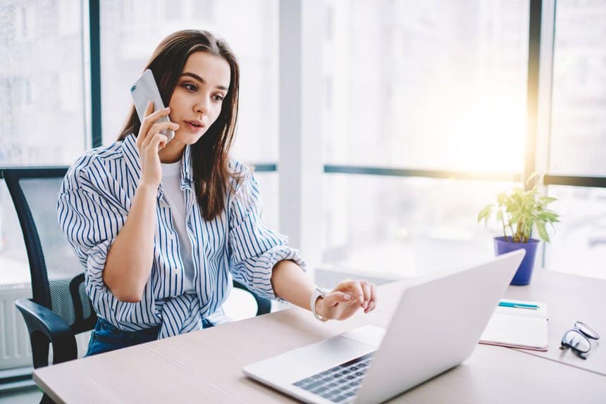 Mujer empresaria hablando por el móvil sobre cartera de fondos equilibrada