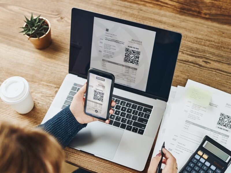 Persona escanea código QR de un ordenador de forma segura desde su móvil