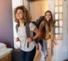 Chicas de vacaciones entrando a su apartamento turístico alquilado