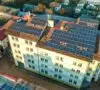 Visión aérea de un edificio con placas solares comunidad de vecinos