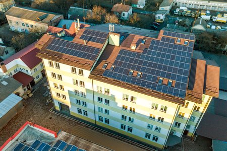 Visión aérea de un edificio con placas solares comunidad de vecinos