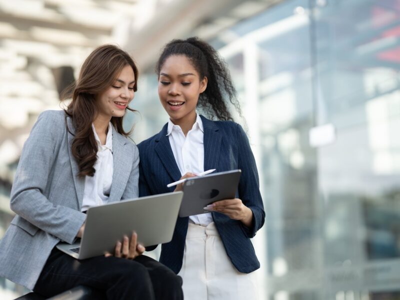 Dos mujeres discutiendo cómo hacer un plan de negocio