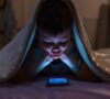 Guía de ciberseguridad. Niño mirando el móvil por la noche