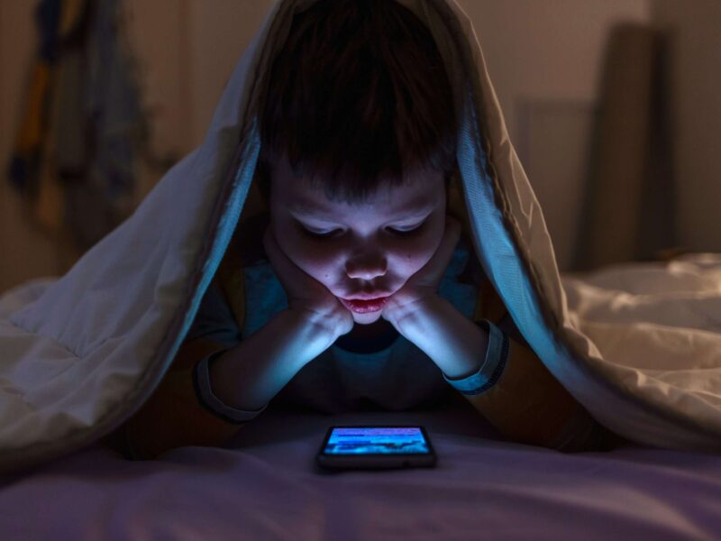 Guía de ciberseguridad. Niño mirando el móvil por la noche