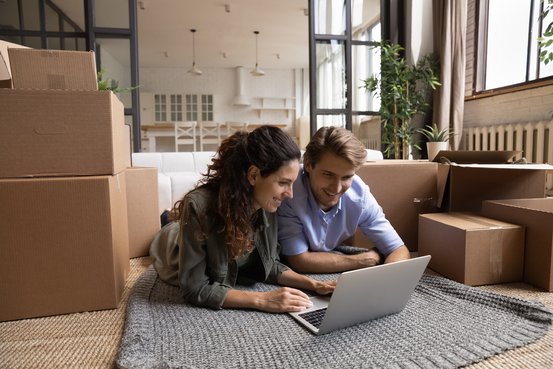 Pareja de recién casados mirando de contratar una hipoteca online