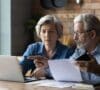 Pareja de señores mayores mirando cómo rescatar un plan de pensiones