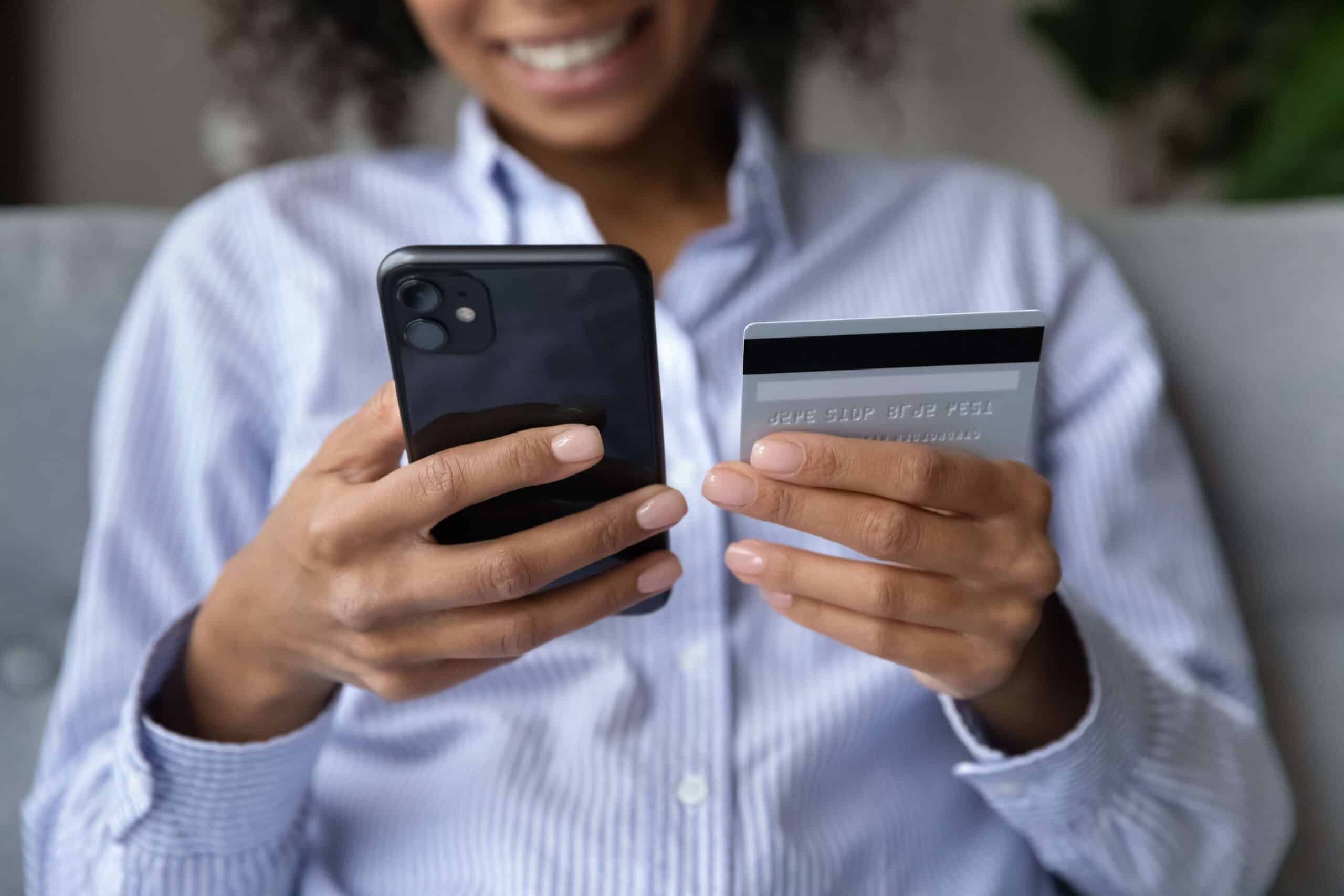 Mujer descubriendo cómo trasladar una cuenta de un banco a otro para cambiarse a ABANCA