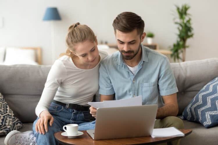 Pareja pensando en compartir cuenta bancaria