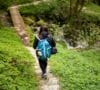 Mujer disfrutando de un año sabático por el camino de Santiago, haciendo la ruta de Galicia