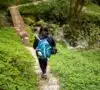 Mujer disfrutando de un año sabático por el camino de Santiago, haciendo la ruta de Galicia