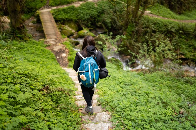 Mujer disfrutando de un año sabático por el camino de Santiago, haciendo la ruta de Galicia