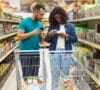 Pareja en el supermercado descubriendo qué son los precios psicológicos