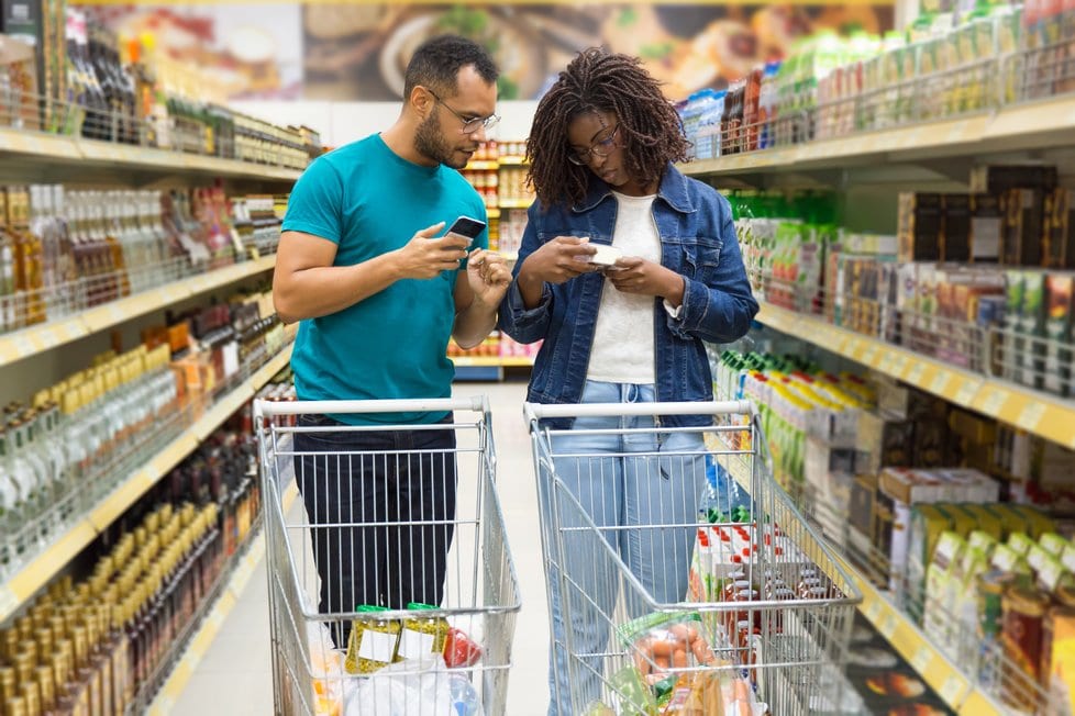 Pareja en el supermercado descubriendo qué son los precios psicológicos
