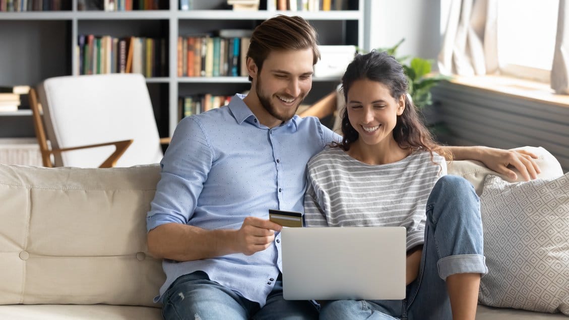 Pareja estudiando los tipos de cuentas bancarias que existen en su ordenador