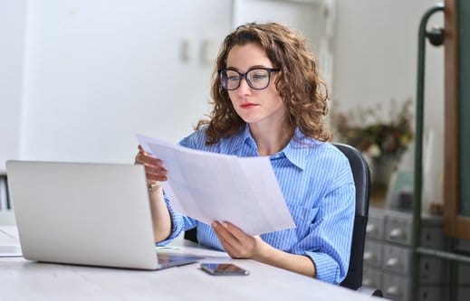 Empresaria revisando el plan financiero de su empresa