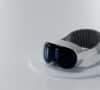 Las gafas de realidad mixta de Apple Vision Pro posadas sobre un soporte