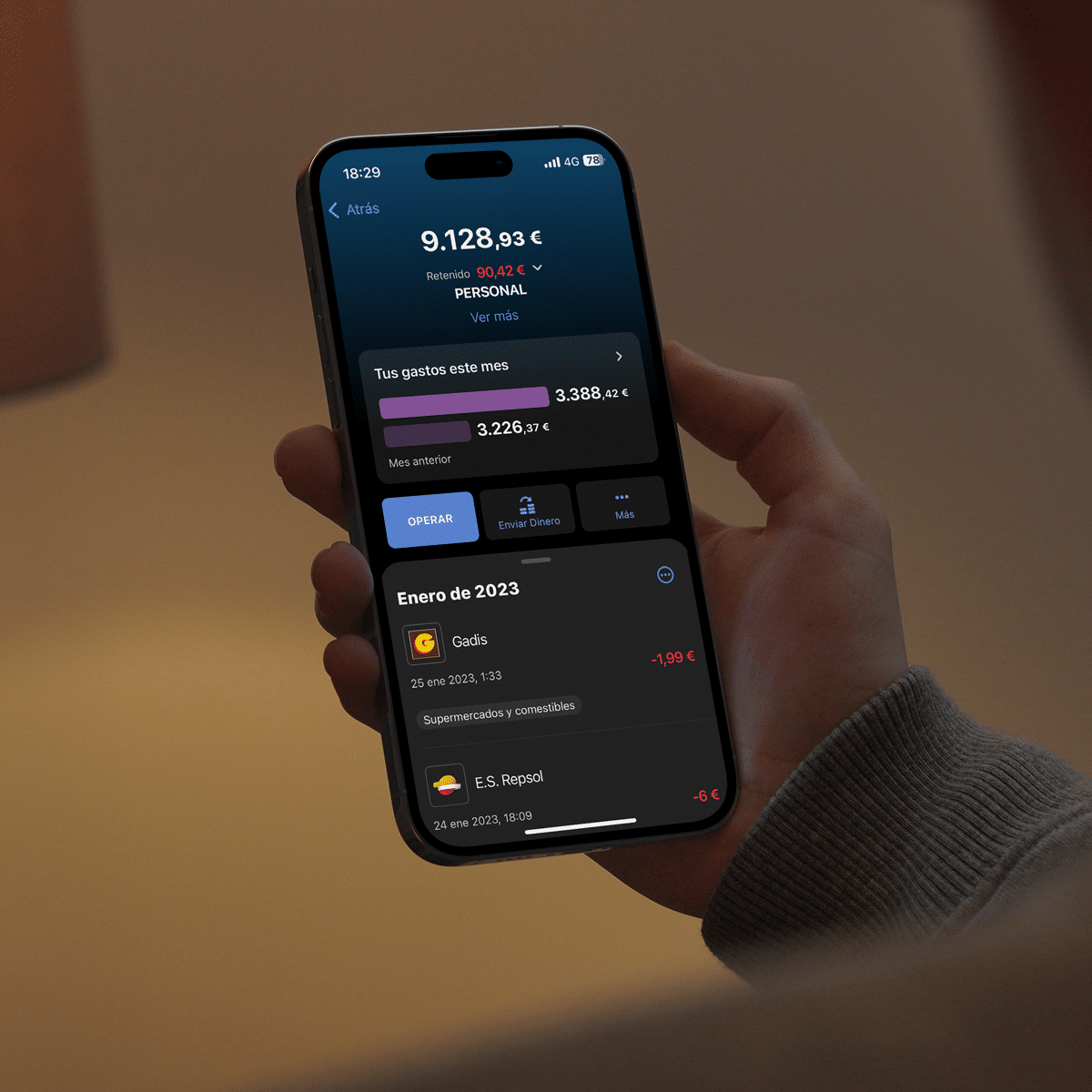 Móvil mostrando la app de ABANCA en modo oscuro