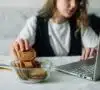 Mujer revisando qué son las cookies y cuáles le aparecen en su ordenador