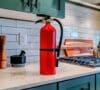 Extintor de incendios en una cocina moderna, como parte del seguro de hogar contra incendios