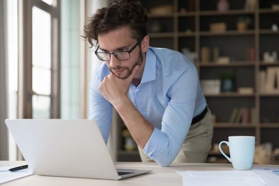 Emprendedor planeando la estrategia para comunicar una subida de precios a sus clientes