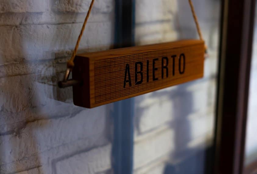 Cartel de ABIERTO del primer año de un negocio
