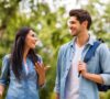 Mujer hablando de sus prioridades de ahorro con un amigo, aplicando el loud budget trend
