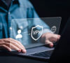 Manos de hombre en un portátil buscando qué es una VPN