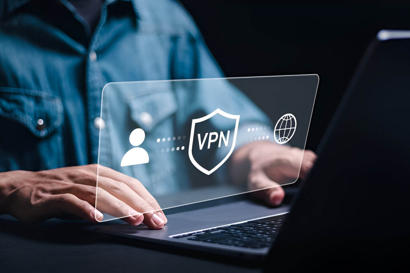 Manos de hombre en un portátil buscando qué es una VPN