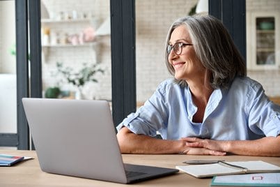 Mujer tramitando su certificado de pensiones por internet