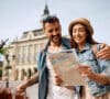 Pareja de hombre y mujer de turistas, revisando los países baratos para viajar en Europa