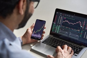 Hombre poniendo en práctica las estrategias de inversión