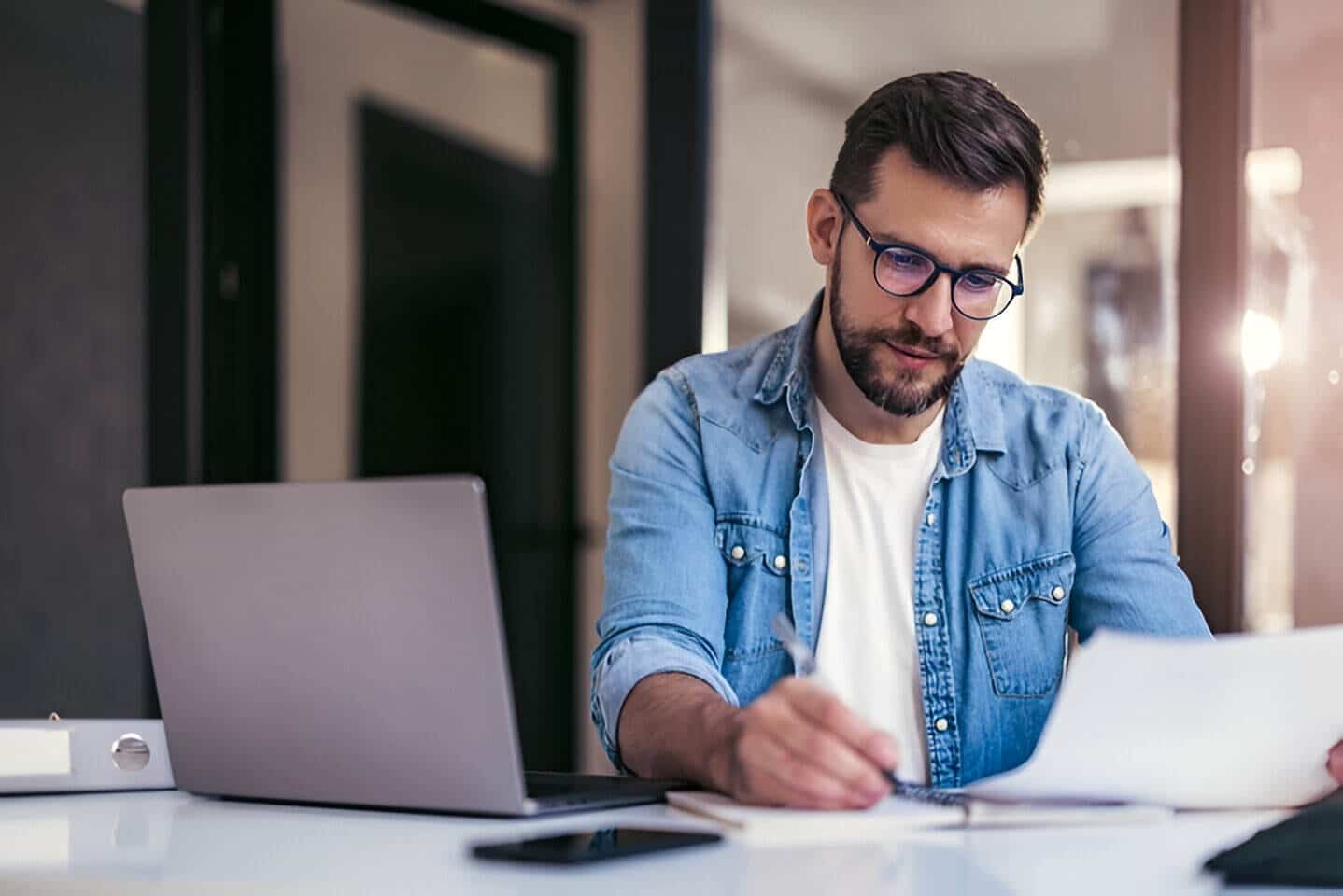 Persona calculando su cuota de autónomos