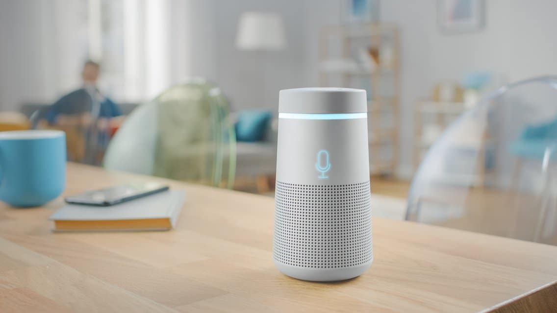 Asistente virtual encendido encima de una mesa, comprobando si pueden escuchar tus conversaciones