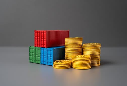 Imagen simbólica de monedas y contenedores que representa el pago de aranceles