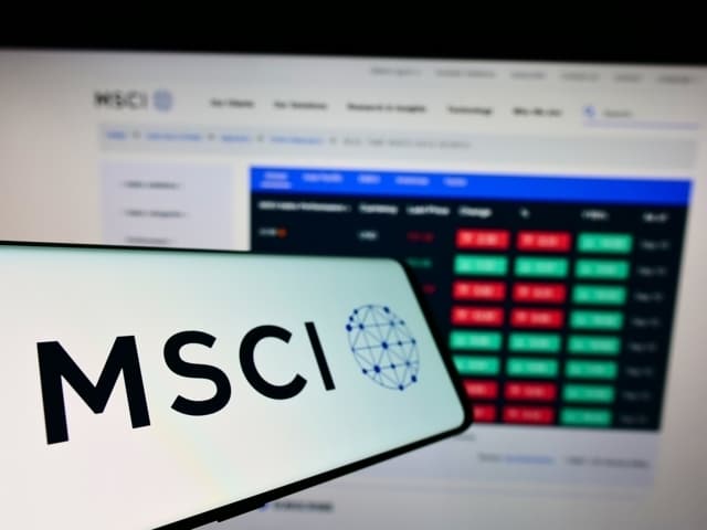 Móvil frente a un ordenador con los índices MSCI
